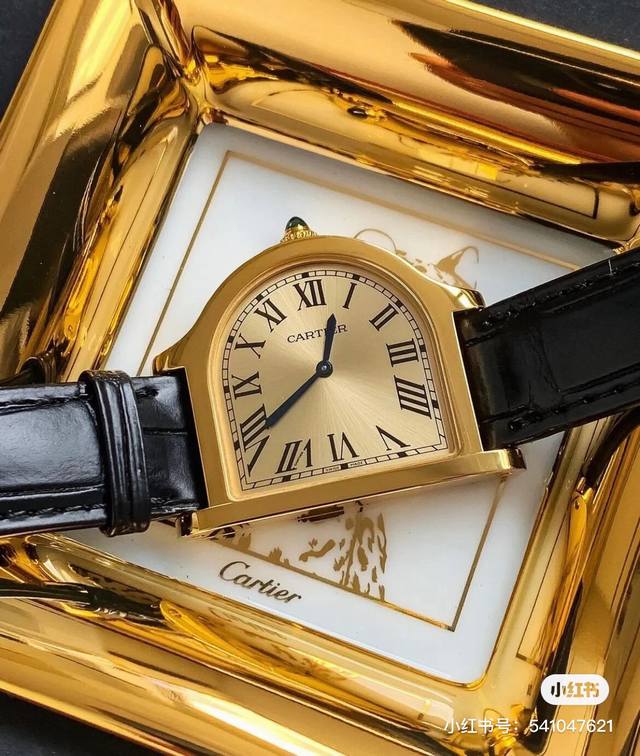 卡地亚座钟系列。卡地亚cloche 腕表的历史可以追溯至1920年，是 Cartier 产量最少的系列作品之一。腕表得名于奇特的表壳形状 水平放置时看起来如同一 - 点击图像关闭