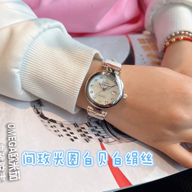 光圈：白 玫 钻圈：白 玫 Ladymatic系列的女性腕表全新绢丝带 是品牌首枚专为女性打造的腕表之一 作为优雅和精致的代名词 在上世纪可谓是引领时代潮流口