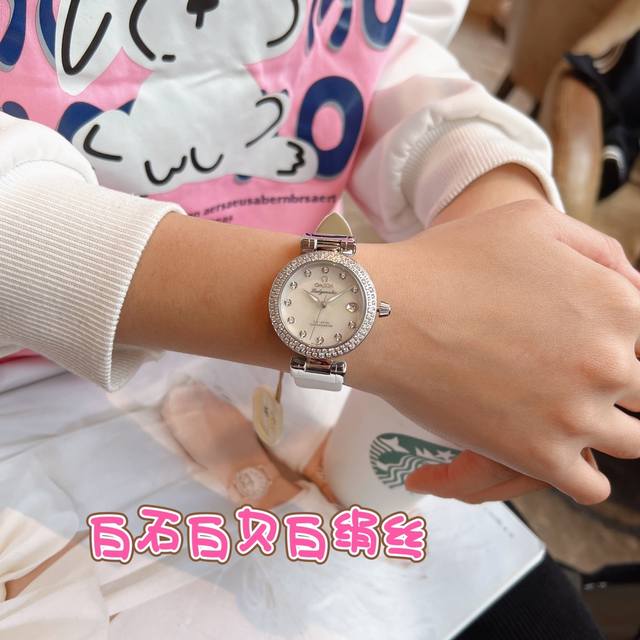 光圈：白 玫 钻圈：白 玫 Ladymatic系列的女性腕表全新绢丝带 是品牌首枚专为女性打造的腕表之一 作为优雅和精致的代名词 在上世纪可谓是引领时代潮流口