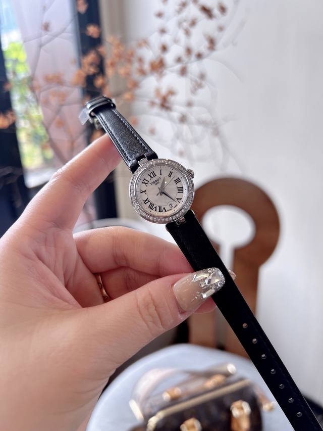 白 金 钻30 #荔枝纹皮 天梭嘉丽小美人系列，整体非常简洁，26Mm的表盘很精致小巧，厚度刚刚好！不愧是小美人～戴起来也是非常好看的～值得入手手表之一
