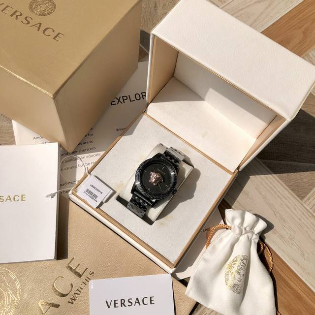Original 范思哲 Versace 专柜新款verd系列，神秘时间石英男式腕表，表径～43Mm，简约双指针，镂空表壳，双层蓝宝石玻璃，表盘中央有3D美杜莎