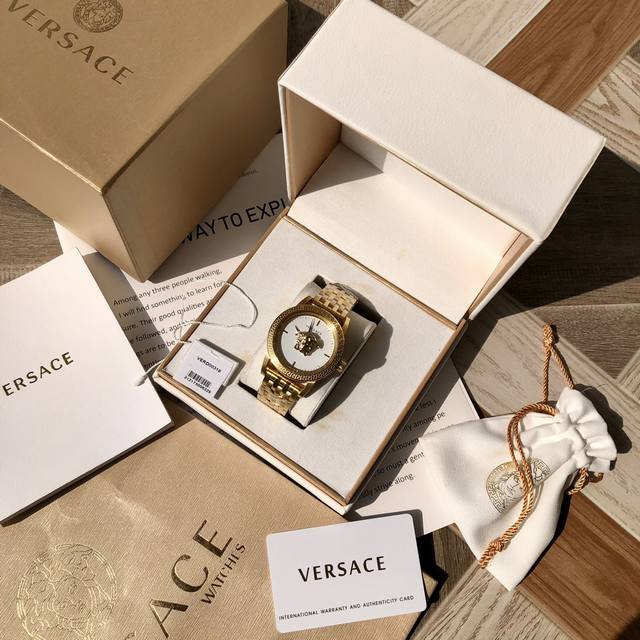 Original 范思哲 Versace 专柜新款verd系列，神秘时间石英男式腕表，表径～43Mm，简约双指针，镂空表壳，双层蓝宝石玻璃，表盘中央有3D美杜莎
