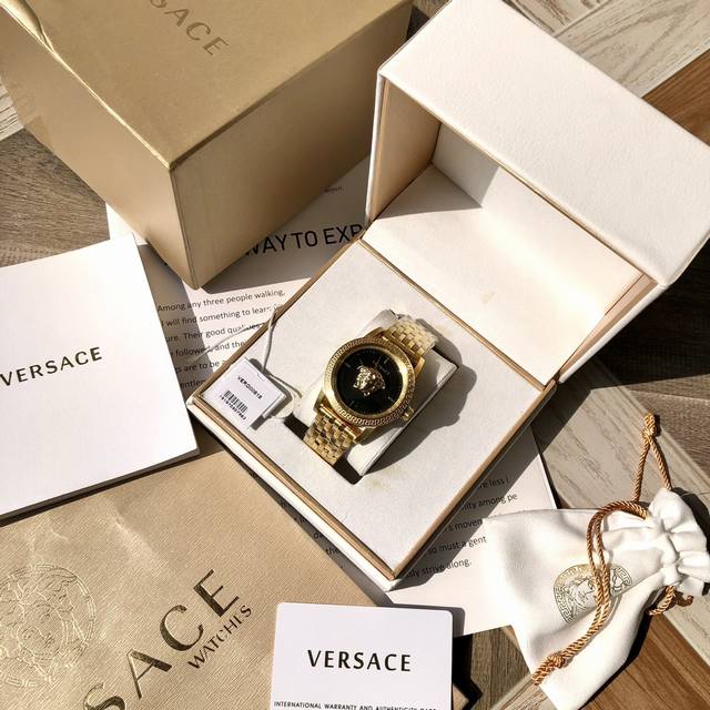 Original 范思哲 Versace 专柜新款verd系列，神秘时间石英男式腕表，表径～43Mm，简约双指针，镂空表壳，双层蓝宝石玻璃，表盘中央有3D美杜莎 - 点击图像关闭