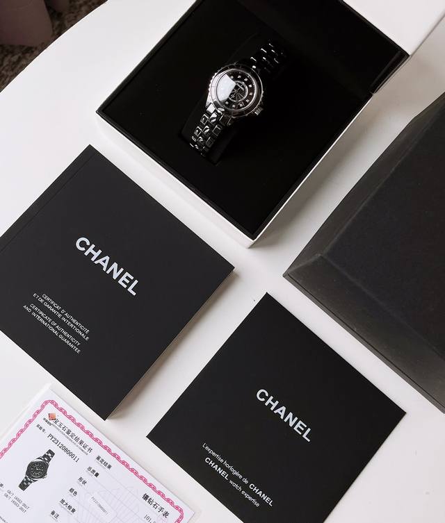 Chanel 作为最有代表性的腕表之一！这几年j12的势头真的是越来越火，买表最重要的就是腕表的颜值 天天都要戴的一块表如果不好看那可不行显然j12是很多人心目