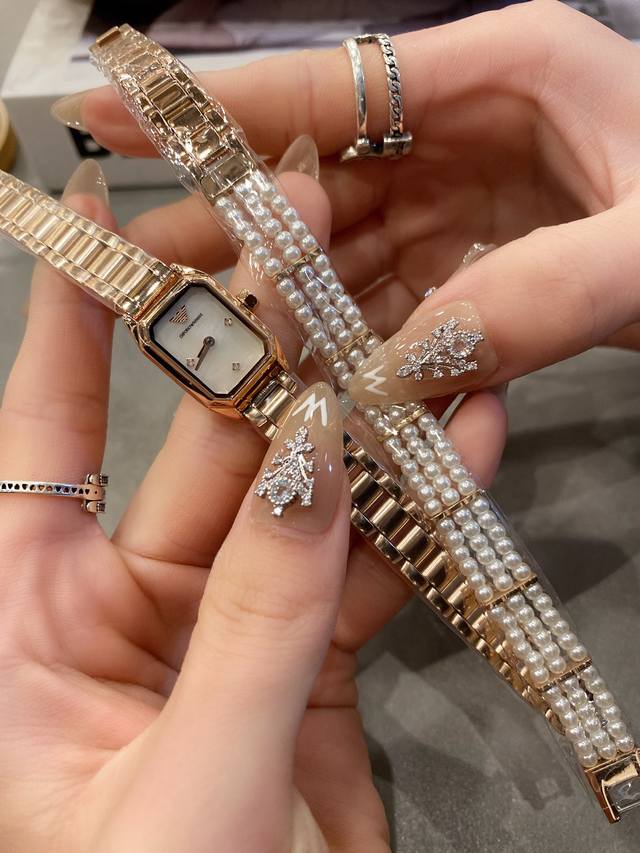 金白 最最最新款的阿玛尼套装女款ar11323，方形小表盘手表+三层细珍珠手链，阿玛尼人鱼公主，淡水珍珠手链搭配珍珠贝母手表，上手也太漂亮了，这是什么神仙设计啊
