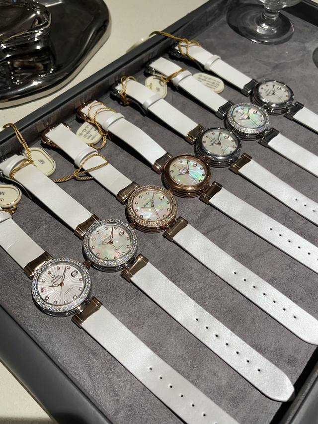 白 金 钻20 Ladymatic系列的女性腕表全新绢丝带 是品牌首枚专为女性打造的腕表之一 作为优雅和精致的代名词 在上世纪可谓是引领时代潮流口 简直是开创了