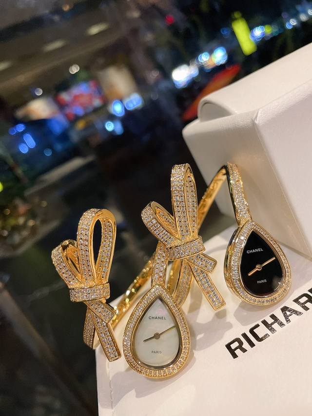 香奈儿-Chanel，新款蝴蝶结手镯腕表，优雅轻盈的缎带蝴蝶结珠宝仍不断为香奈儿的系列作品带来启发。 全新ruban高级珠宝系列，18K白金、黄金、玫瑰金镶嵌钻