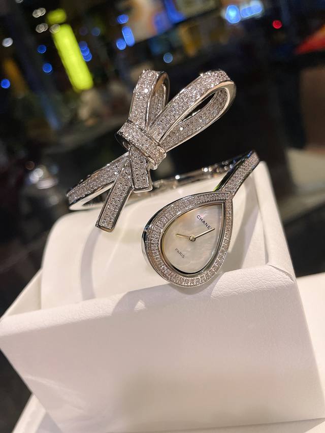 香奈儿-Chanel，新款蝴蝶结手镯腕表，优雅轻盈的缎带蝴蝶结珠宝仍不断为香奈儿的系列作品带来启发。 全新ruban高级珠宝系列，18K白金、黄金、玫瑰金镶嵌钻
