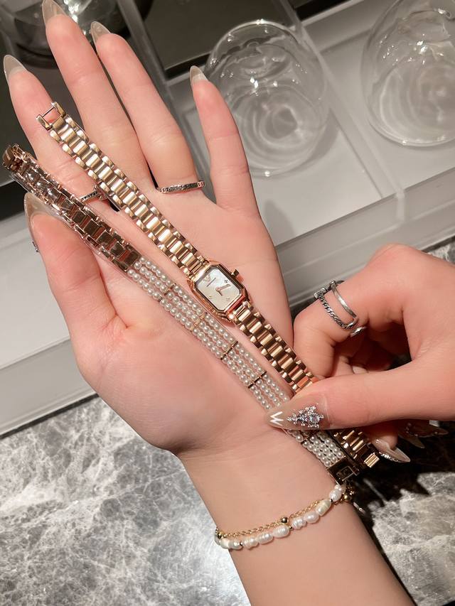 金白 最最最新款的阿玛尼套装女款ar11323，方形小表盘手表+三层细珍珠手链，阿玛尼人鱼公主，淡水珍珠手链搭配珍珠贝母手表，上手也太漂亮了，这是什么神仙设计啊