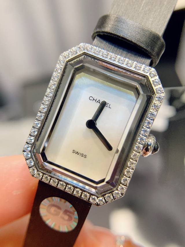 银钻 .金钻 独家实拍，认准品质与细节 香奈儿 Chanel Première Velours 系列腕表。表盘上没有秒针，没有数字，也没有时标，令你随心感觉时间