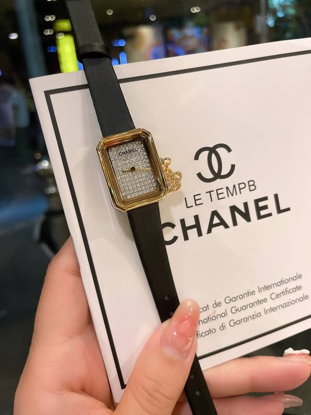 钻面 Première Mini系列 Chanel 搭配直纹绢丝皮带，略呈方形的表壳相映成趣 以简约的形式设计风格 更显优雅 经典山茶花把头配饰 快点上手