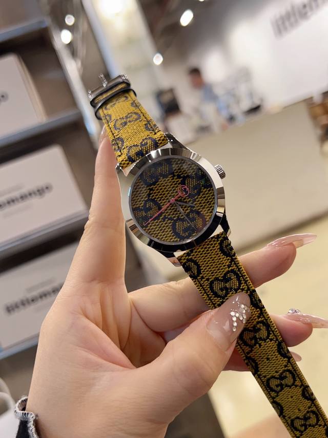古驰gucci520特别系列g-Timeless系列腕表。完美手工刺绣独特的刺绣表盘大胆新颖，优雅与质感并存。红色配色的标识图案灵感源自30年代的典藏设计，经典