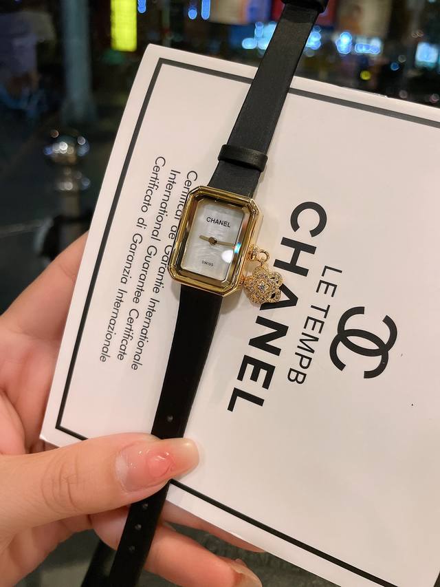 Première Mini系列 Chanel 搭配直纹绢丝皮带，略呈方形的表壳相映成趣 以简约的形式设计风格 更显优雅 经典山茶花把头配饰 快点上手