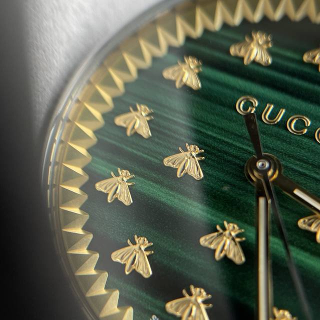古驰 Gucci 表里面的小蜜蜂栩栩如生，真金电镀五金！ 专业为一线品牌的手表做配件加工的，出厂是没有任何logo的，最后的成品logo是到国内之后我们再找工厂