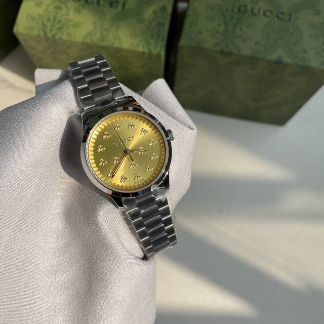 古驰 Gucci 黄色表盘银色表链；最高贵的手表，今天的这块手表，款式冷门又好看，个性十足，市场找不到再也不用担心戴出去撞款，牛逼到不行不行！！！