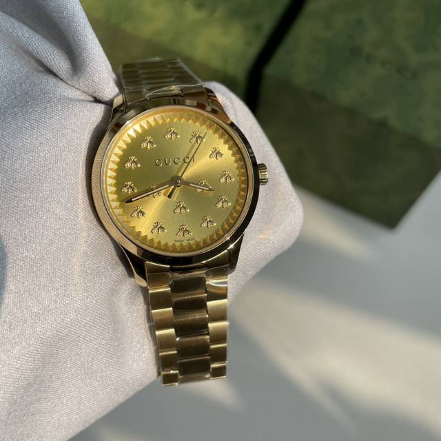 古驰 Gucci 这个配色是黄金色，好的手表最最最重要的就是因为机芯稳定，并且你们拿到手就会看到手表各方面质感非常精致；可以拿回去收藏的一块；好的东西会让人记住