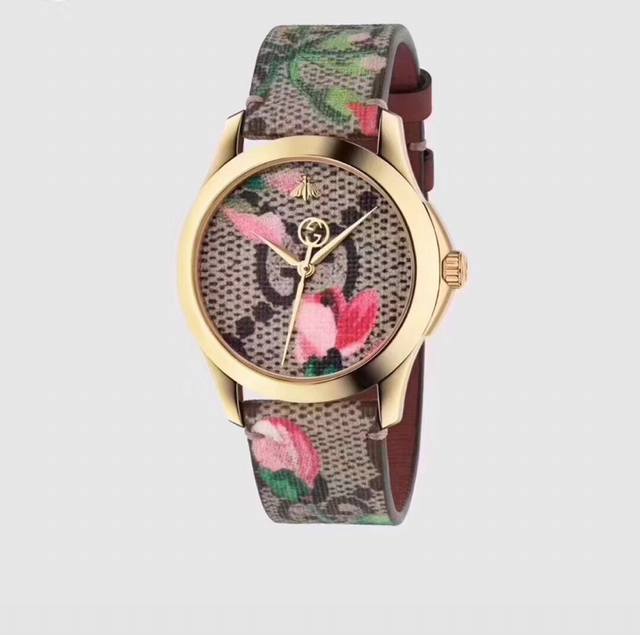 原盒:30 古驰最新款出货了！该腕表属于g-Timeless系列，配有标志性gg图案，并印有花卉主题。Gg花朵设计首次在2015年秋冬时装秀系列中推出，之后演变