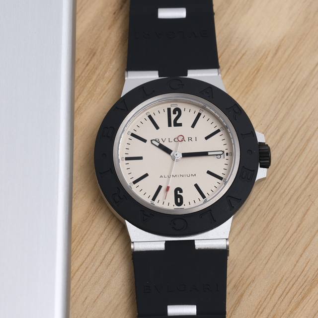 白色款 现货 原厂机芯 2021年新款，Bvlgari宝格丽推出了全新一代aluminium腕表，重新定义了1998年品牌第一代的经典魅力，该系列腕表采用兼容并