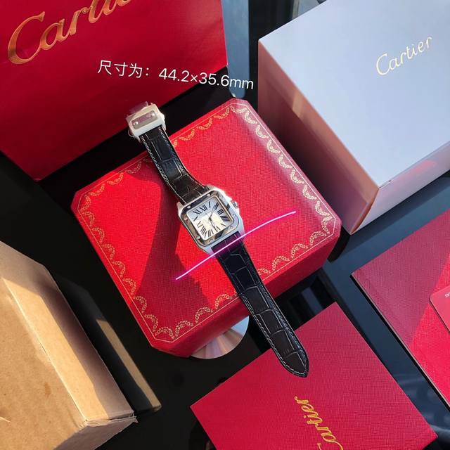 小号卡地亚santos De Cartier1904年卡地亚推出了一枚可以佩戴在腕间的手表，并以挚友山度士的名字命名，这便是santos腕表的由来。当时的所谓“