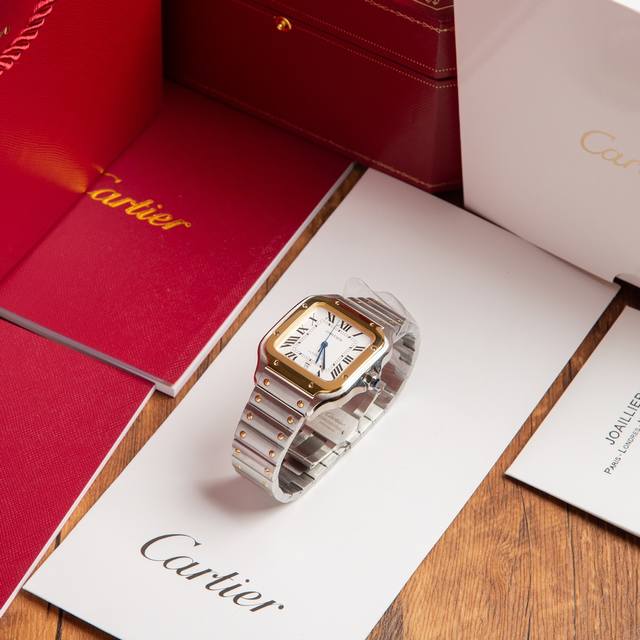 卡地亚santos De Cartier腕表可以说是世界上第一枚真正意义上的腕表，迄今已有百年历史，1904年卡地亚推出了一枚可以佩戴在腕间的手表，并以挚友山度