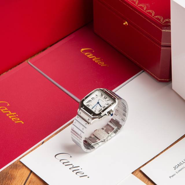 卡地亚santos De Cartier腕表可以说是世界上第一枚真正意义上的腕表，迄今已有百年历史，1904年卡地亚推出了一枚可以佩戴在腕间的手表，并以挚友山度