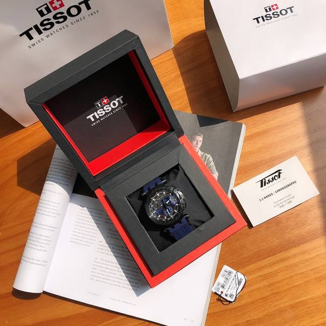 新款独家发售！天梭t115运动系列，硅质带石英手表 。圆形表壳非常简单 蓝色表盘十分漂亮，时、分小秒针 ，日期等显示，316L精钢表壳。具有黑色pvd镀层条字刻
