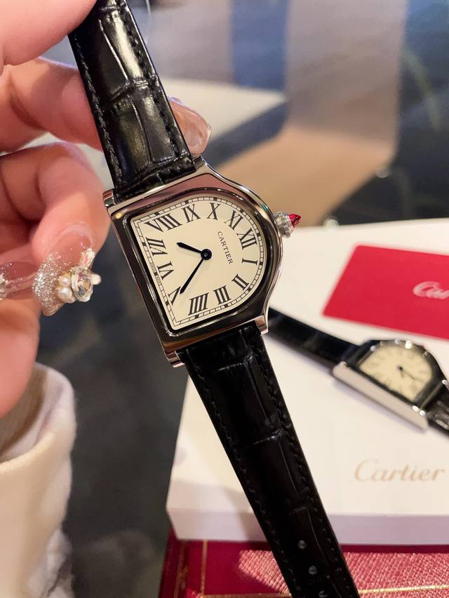 白 金 是腕表，也是座钟。卡地亚 Cpcp 黄金桌铃 Cloche 是卡地亚制表史上产量最少的几款设计之一，诞生于1920年的钟形腕表设计，在百年间仅有十数次发 - 点击图像关闭