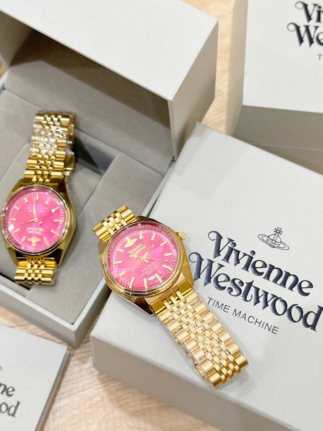 配盒 支持香港、美国直邮 Vivienne西太后新品土星玫红手表 在这个瞬间万变的时尚世界中，Vivienne西太后土星手表以其独特的设计和高品质的工艺，成为了