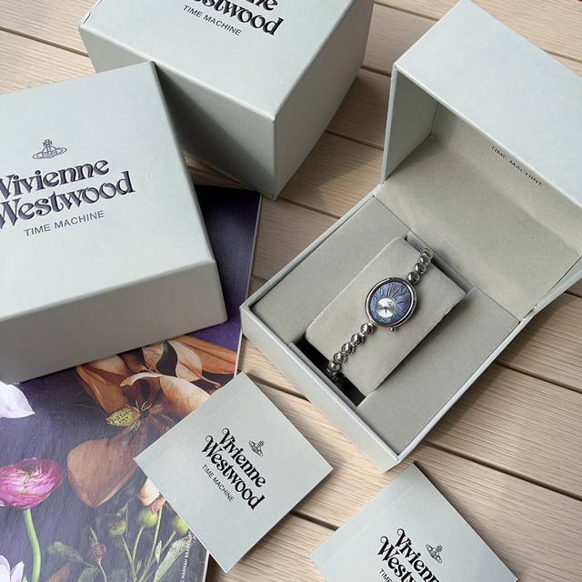 Vivienne Westwood中古手表系列 时光荏苒，但经典永恒。Vivienne Westwood中古链条手表，进行独特设计与不朽风采，将美丽的昔昔与现代 - 点击图像关闭