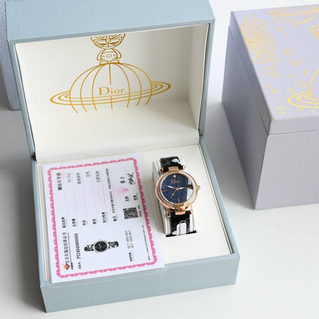 Dior迪奥巴黎星空系列限量潮玩腕表，绝对又是一款潮流宠儿，此款手表数量不多，先到先得。 搭配瑞士进口机芯，意大利小牛皮表带，佩戴柔软舒适，颗颗真钻，手工镶钻，