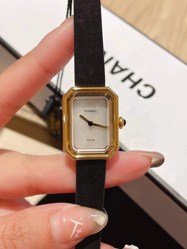金色 钻50 V2版本，细节全面升级香奈儿 Chanel Première Velours 系列-编号h6125-腕表。表盘上没有秒针，没有数字，也没有时标，令