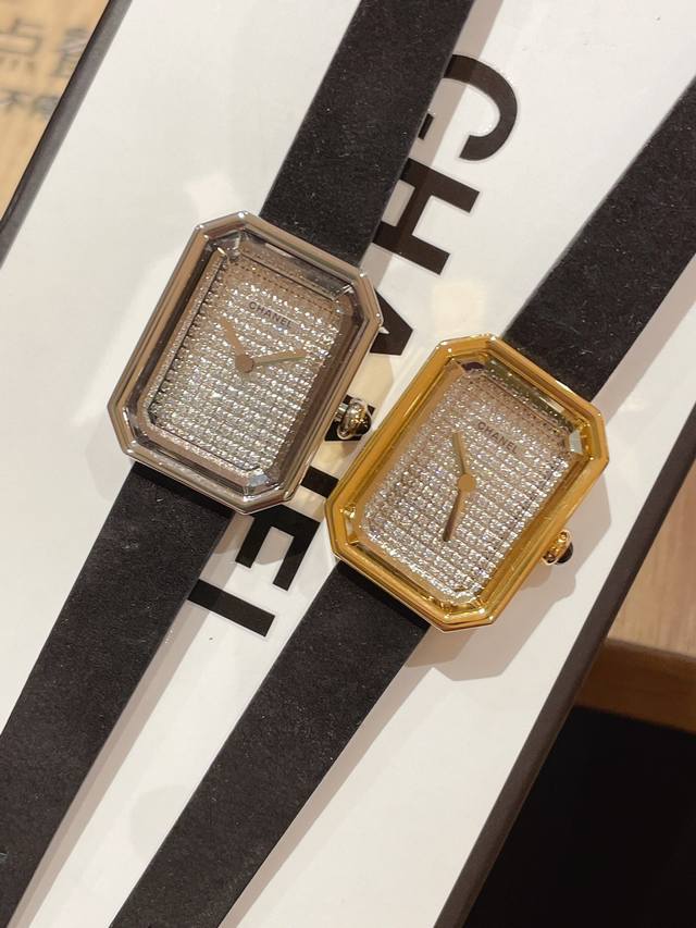 金色 钻50 V2版本，细节全面升级香奈儿 Chanel Première Velours 系列-编号h6125-腕表。表盘上没有秒针，没有数字，也没有时标，令