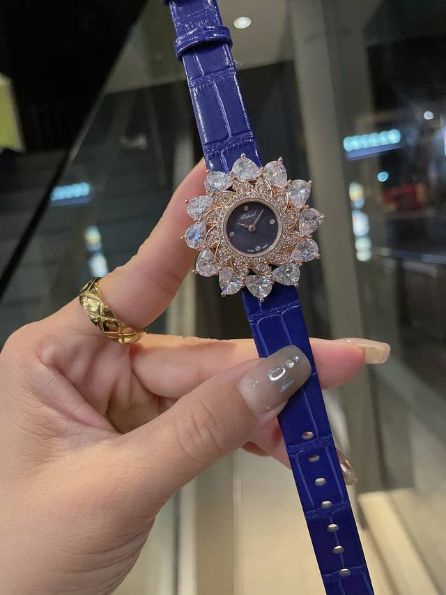 萧邦-Chopar D 高级珠宝系列腕表 瑞士石英机芯 表壳直径约38Mm 厚度约9Mm 以璀璨的花朵造型，由钻石珠宝点缀而成的表壳，搭配上彩色表带，使钻石花朵