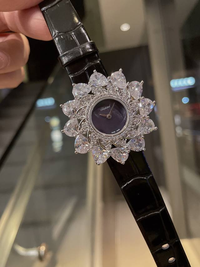萧邦-Chopar D 高级珠宝系列腕表 瑞士石英机芯 表壳直径约38Mm 厚度约9Mm 以璀璨的花朵造型，由钻石珠宝点缀而成的表壳，搭配上彩色表带，使钻石花朵