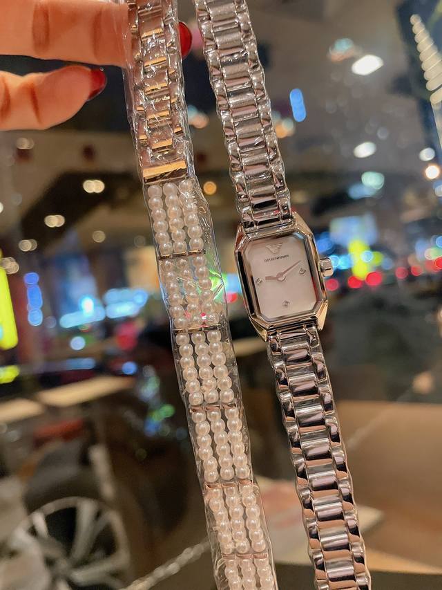 两件套 麦家mj 最最最新款的阿玛尼套装女款ar11323，方形小表盘手表+三层细珍珠手链，阿玛尼人鱼公主，淡水珍珠手链搭配珍珠贝母手表，上手也太漂亮了，这是什