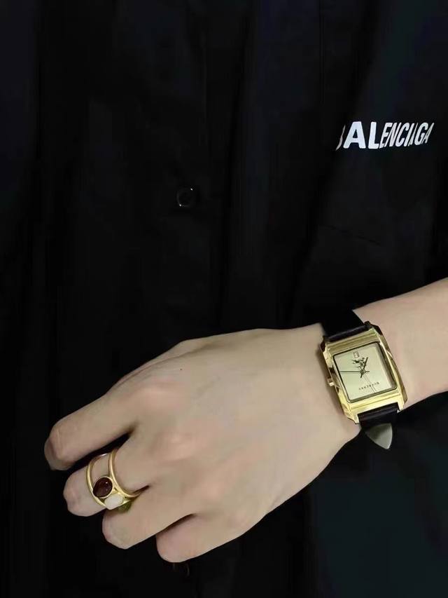 新款独家发售巴宝莉 Burberry 英伦风。是彰显女士品味的一个好“名片”。佩戴一款适合自己的手表是很重要的社交搭配。Burberry手表不仅可以增加那人的时