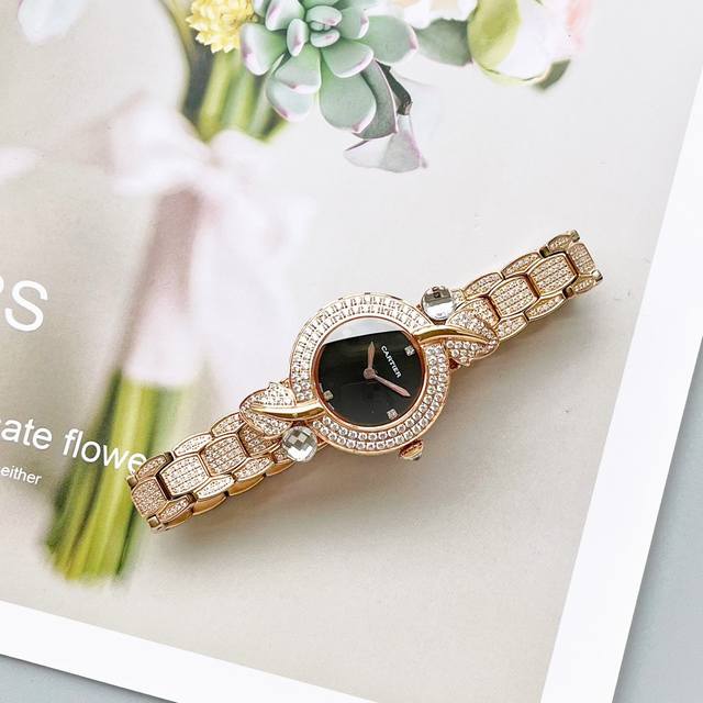 钻面 卡地亚珍珠超越艺术美学！卡地亚 Cartier 高级珠宝腕表！法国高级珠宝品牌卡地亚的高级珠宝腕表充分且贴切地诠释“超越”二字，璀璨珍珠的首饰设计结合手表