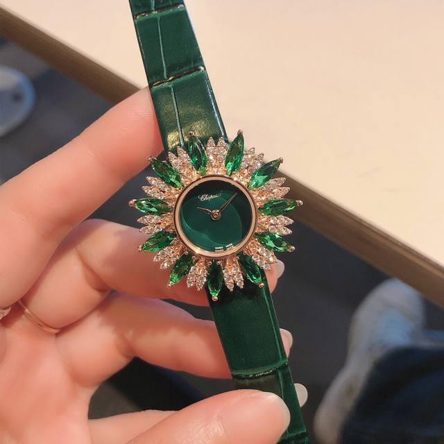 萧邦-Chopar D 高级珠宝系列腕表 瑞士石英机芯 表壳直径约34Mm 厚度约9Mm 表壳的四周镶嵌一组精工细制的榄尖形切割宝石。分别采用白钻、绿钻、红钻、