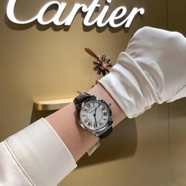新品 Cartier卡地亚ronde Must伦敦系列石英腕表！全新ronde Must系列腕表，承袭经典圆形造型以更流畅的表壳，与更精致的表盘设计焕美新姿瞩目