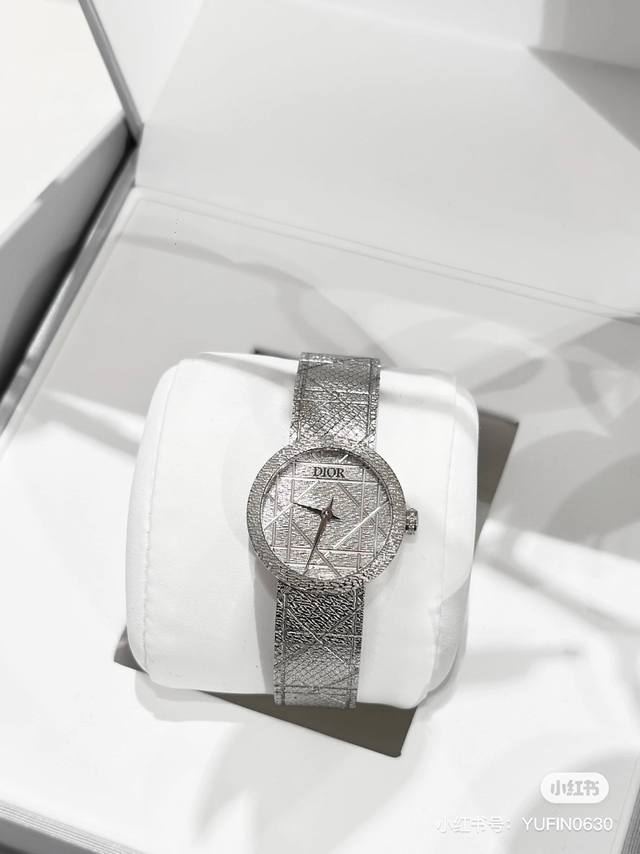 金白同价 迪奥la D My Dior Cd04111X1248 Cd04115X1251系列腕表。优美的弧线设计，搭配两枚利落指针、便以其极简之风，成为迪奥的