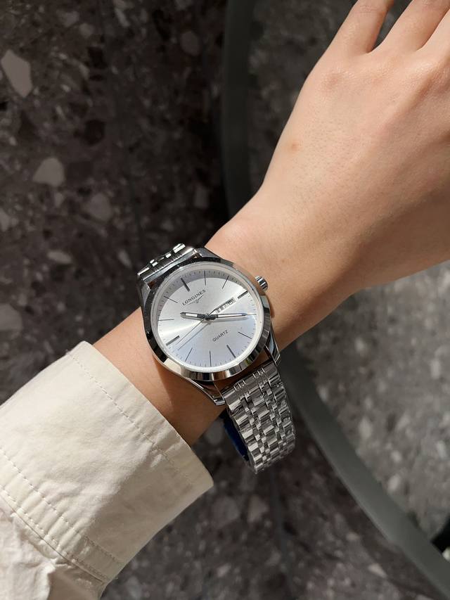 白 金 钻圈30 浪琴表结合女性材质与动感线条 打造出全新康柏系列 Conquest Classic 腕表 新款腕表仍然忠实于该品牌的标志性优雅气质 该系列腕表