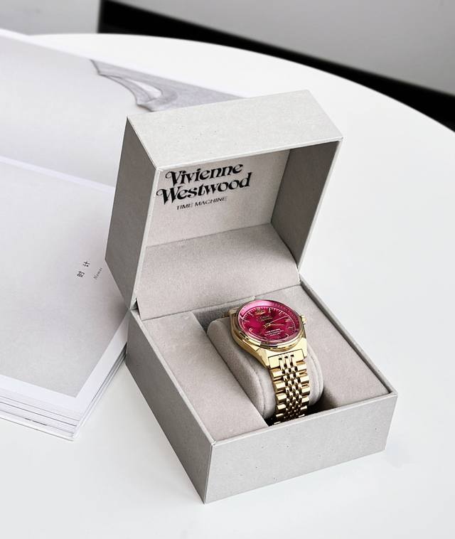 Vivienne 西太后新品土星玫红手表！在这个瞬间万变的时尚世界中，Vivienne西太后土星手表以其独特的设计和高品质的工艺，成为了无数时尚达人我们心中的终