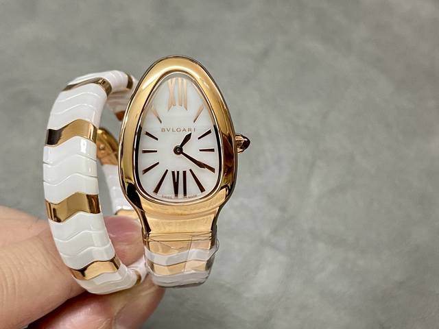 宝格丽 蛇形经典，35Mm精致细腻的做工达到与正品互换的水平白富美专属蛇形手表绝对是宝格丽的独创产品，瑞士进口机芯！属于宝格丽serpenti系列。这种手镯与钟