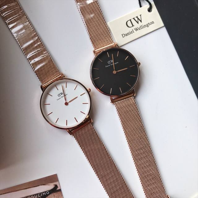 Dw钢链系列咱上过它家的手表都是好评一片品质非常稳定，这款同样给大家这样保障daniel Wellington是一位来自英国的绅士，品牌创办人从他身上得到了许多