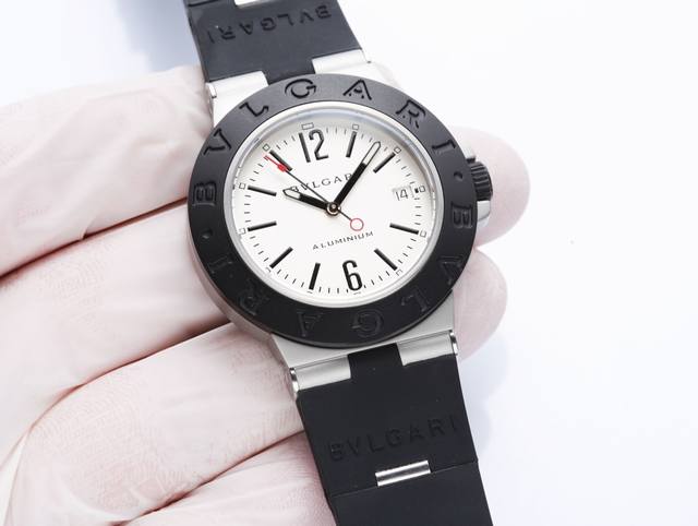升级版！！！Bvlgari宝格丽2021 年aluminium 系列推出了一款覆有夜光涂层，表盘处饰有特别标志的 Steve Aoki 联名款腕表。而这一名为