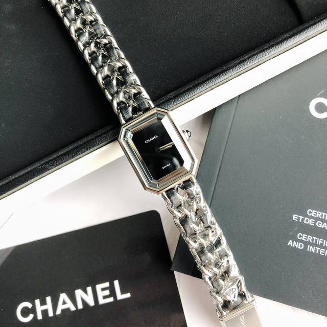Chanel Premiere是小香家第一款小方腕表，秒杀市面版本，请相信我们对品质的追求，钢色 复古金色现货发； 皮革与精钢的结合，中古表界的万人迷，复古优雅