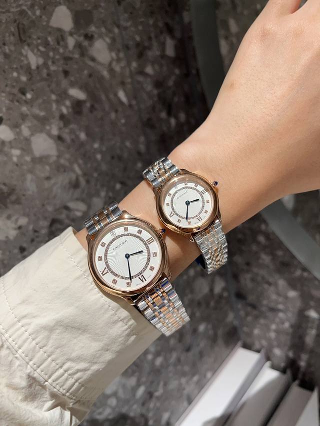 银白 玫瑰金 皮钢带同价 卡地亚 Cartier 最新ronde Must系列腕表，承袭经典圆形造型，以更流畅的表壳，与更精致的表盘设计焕美新姿瞩目回归。经典的