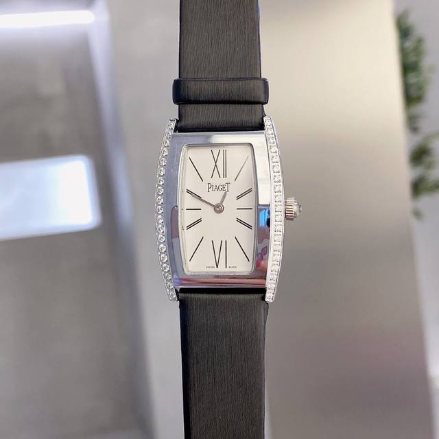 伯爵-Piaget G0A33091女士腕表，水桶形的表壳别具一格，独特的绢布表带搭配原版针扣，完美结合，尽显奢华时尚气质。原装瑞士机芯，316L精钢表壳，度1