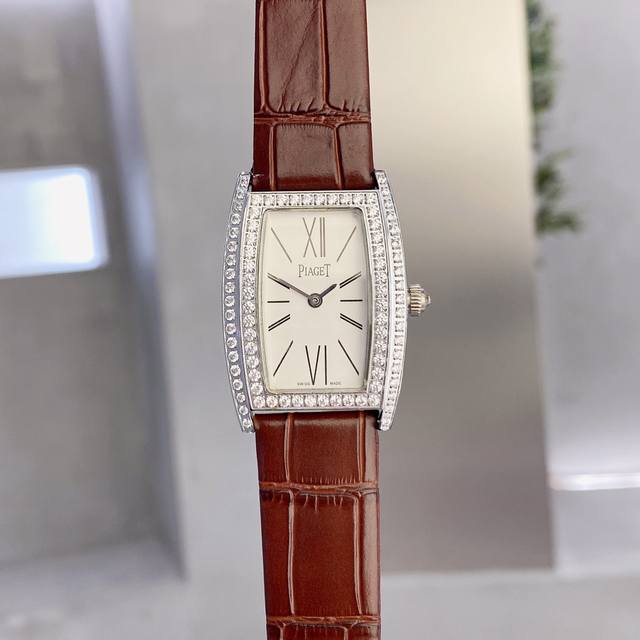 伯爵-Piaget G0A33091女士腕表，水桶形的表壳别具一格，独特的绢布表带搭配原版针扣，完美结合，尽显奢华时尚气质。原装瑞士机芯，316L精钢表壳，度1