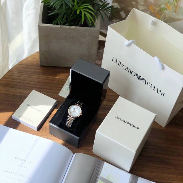 支持香港、美国直邮全国联保！！正品！正品！Armani 阿玛尼女士手表型号ar1683全玫瑰金渐金，表盘直径32Mm 316精钢表带。天然贝母表盘，矿物质玻璃镜